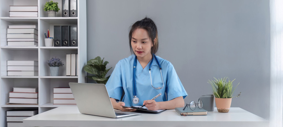 CRM nha khoa miễn phí hay bản quyền: Tiết kiệm trước mắt, lỗ ngầm dài hạn?