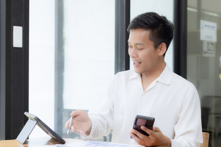 Kiosk phần cứng hay ứng dụng web: Đâu là lựa chọn check-in tối ưu cho phòng khám nha khoa?