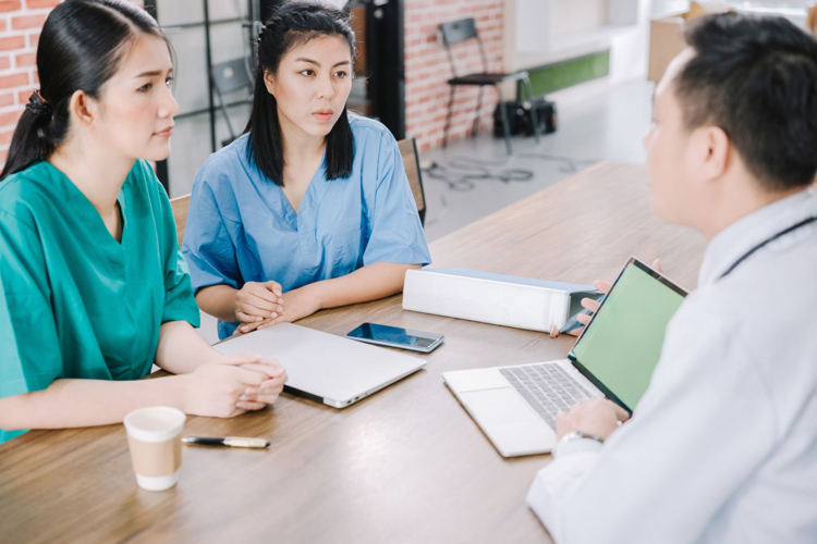 Ứng dụng bác sĩ nha khoa: Nắm lịch ghế – Xem hồ sơ tức thì – Điều trị liền mạch