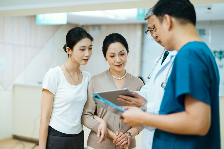 Kiosk QR check-in: Giải pháp giảm ùn tắc và nâng trải nghiệm tiếp đón tại phòng khám nha khoa